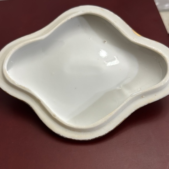 Vintage 1950 Lipper and Mann hand-painted floral porcelain gilded trinket box - Picture 8 of 9